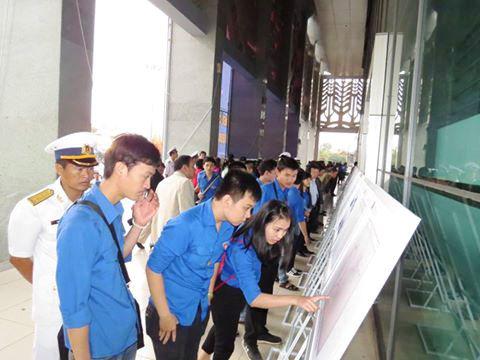 sinh-vien-phan-hieu-tham-du-trien-lam-dac-cong-hai-quan-sang-mai-nhung-chien-cong-va-quan-dan-quang-tri-voi-bo-doi-hai-quan