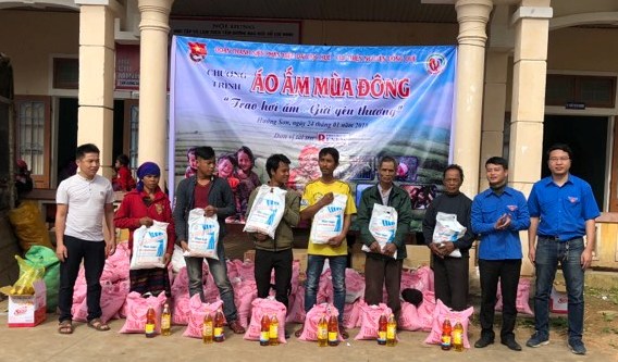 phan-hieu-dai-hoc-hue-mang-hoi-am-den-hoc-sinh-va-nguoi-dan-vung-cao