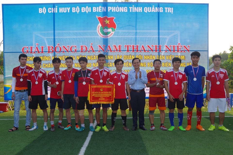 doi-bong-phan-hieu-gianh-huy-chuong-bac-giai-giai-bong-da-nam