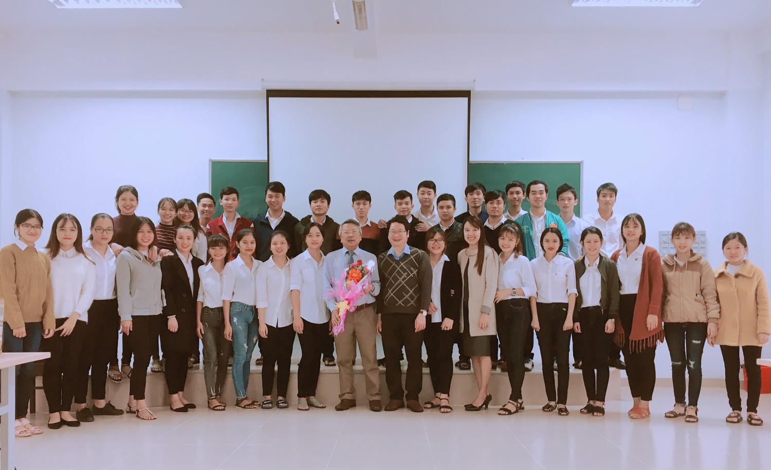 gan-bai-giang-chuyen-nganh-voi-trai-nghiem-thuc-te-va-lang-nghe-chia-se-cua-chuyen-gia